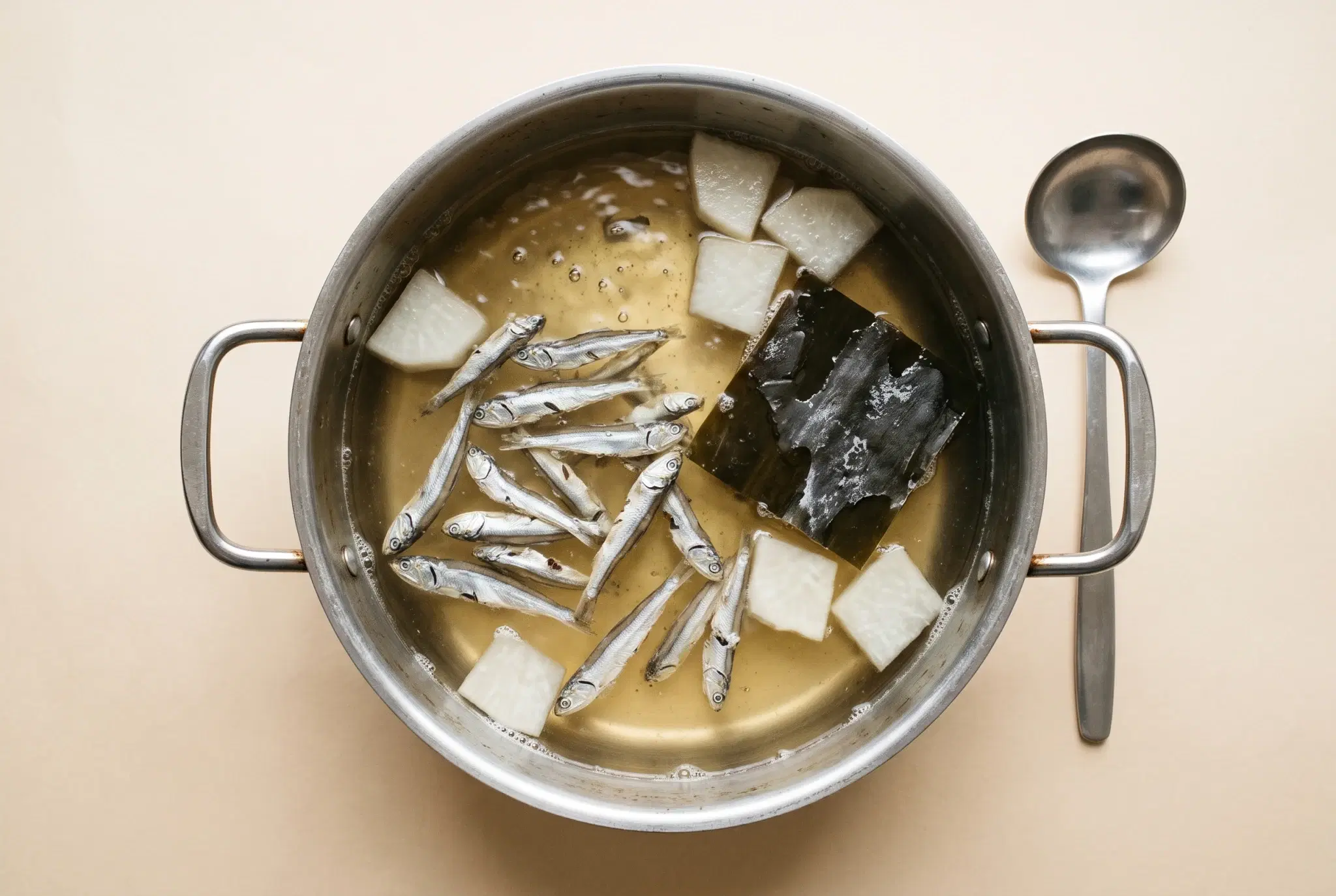멸치와 무, 다시마를 넣고 맑은 금빛으로 끓는 육수 냄비