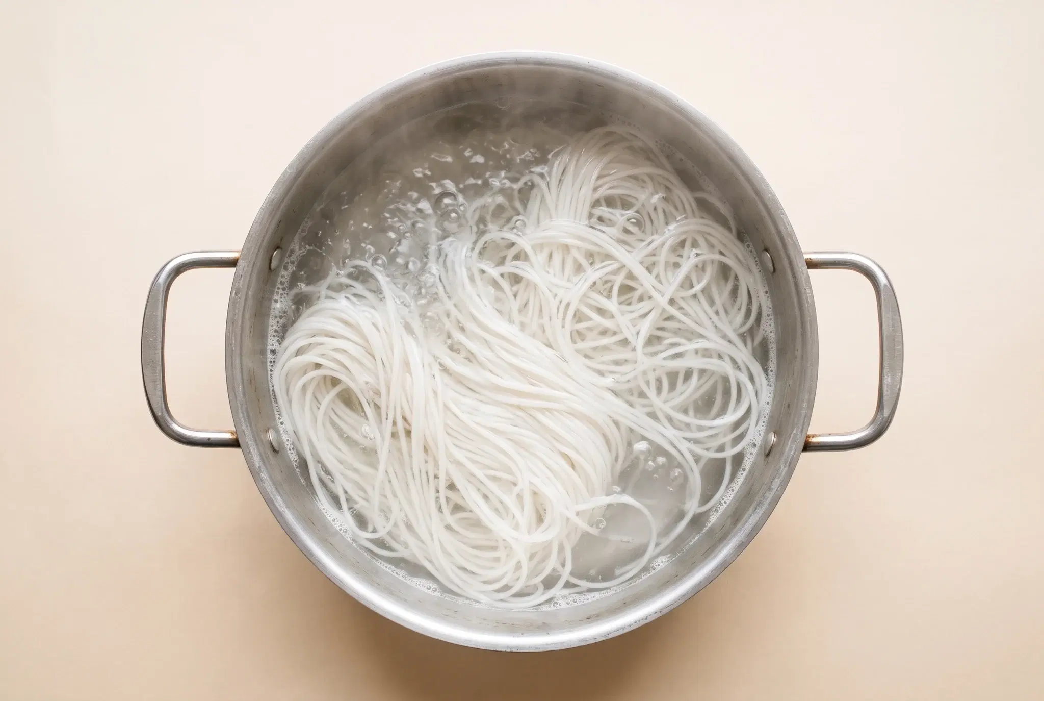 팔팔 끓는 물에 풀어 넣은 쌀소면